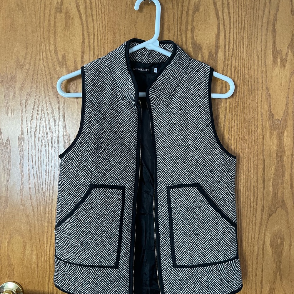 Merokeety Black & White Herringbone Zip Vest